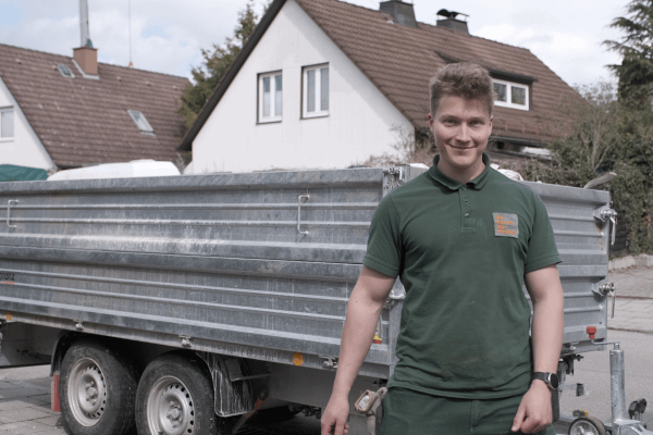 Mathias mit Doppelachsenanhänger
